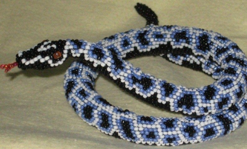 Фигурка змеи из бисера