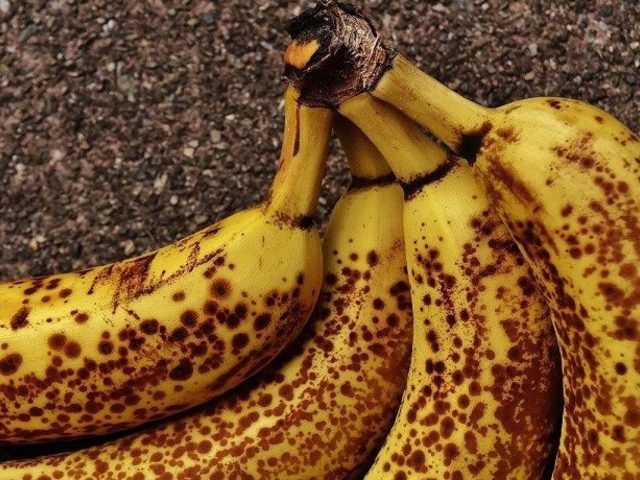 Что делать, если на кожуре бананов появились черные точки или пятна? Можно ли есть бананы с черными пятнами внутри и снаружи?