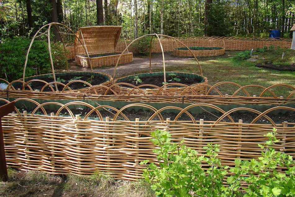 Wicker fence from branches with your own hands