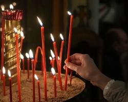 Cara meletakkan lilin di gereja dengan benar - urutan
