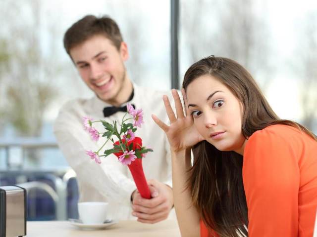 Почему мужчина не дарит цветы и подарки: психология