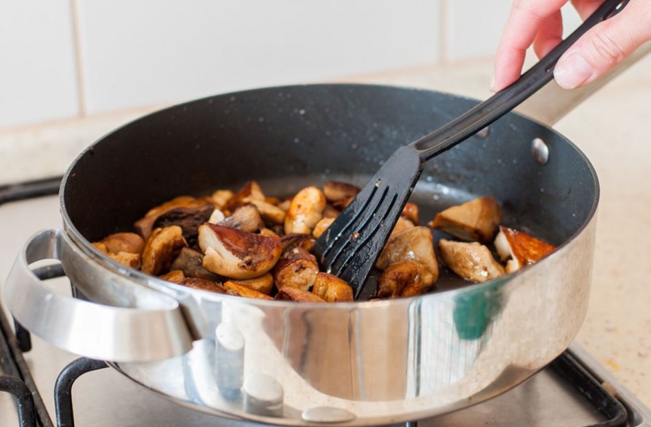Anda bisa menggoreng jamur tanpa memasak