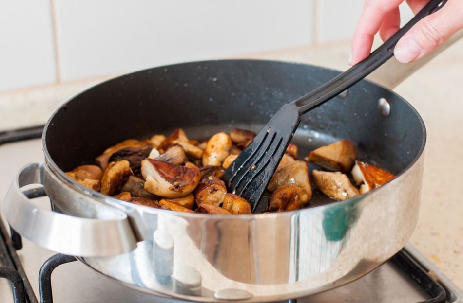 Puedes freír hongos sin cocinar