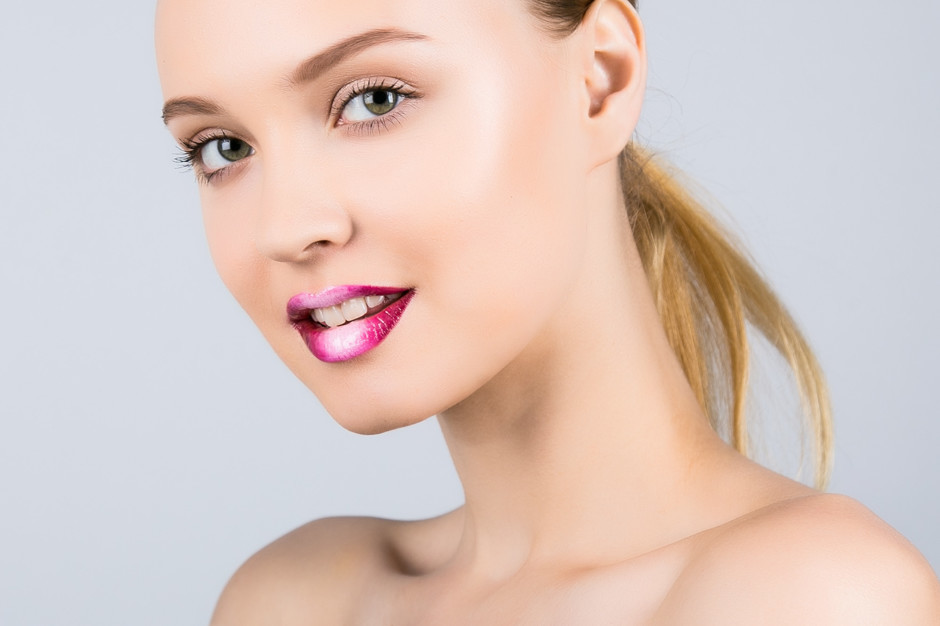 В макияже для губ можно визуально сделать губы пухлее, если нанести градиент