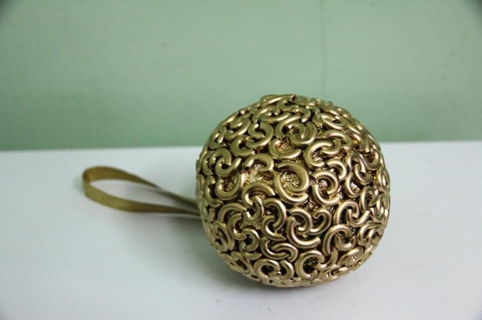 New Year's carrier ball in gold