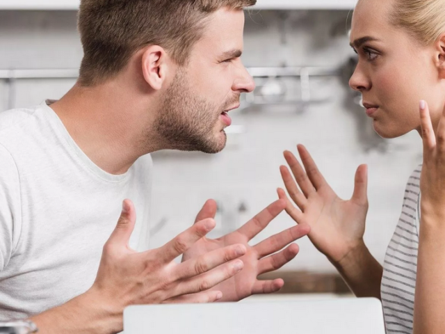Если мужчина машет рукой перед лицом женщины: что это означает на языке жестов?