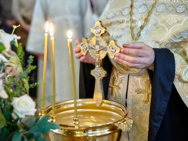 Aký je rozdiel medzi svätou vodou z bežnej krstnej vody: líši sa chemickým zložením a vlastnosťami?