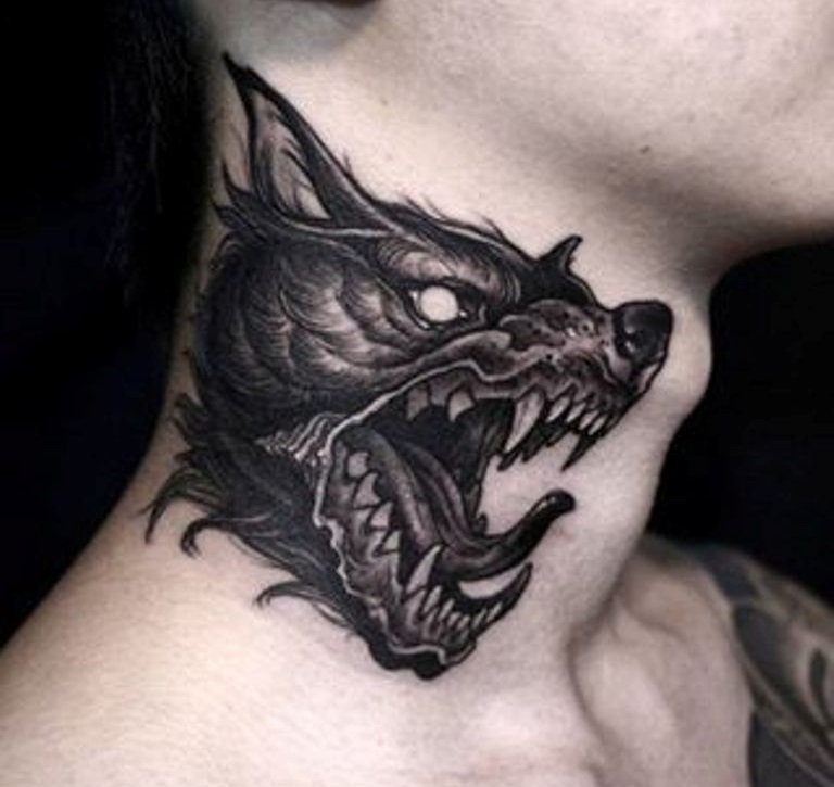 Такая крупная тату в виде скалящегося волка покажет всем, что перед ними целеустремленный человек