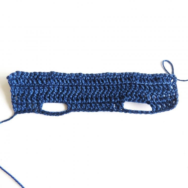 Step 3: We continue to knit without forgetting about knitting loops for buttons on one side