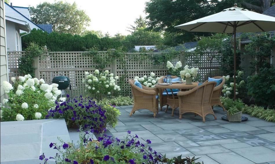 Plantas en el diseño de un pequeño patio de una casa privada