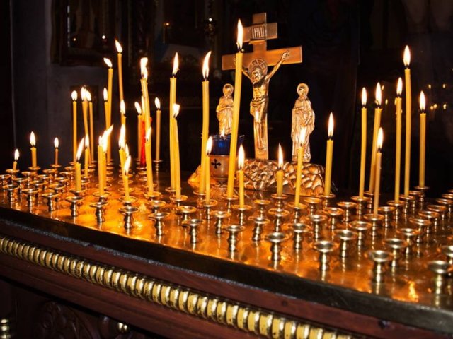 I accidentally put a candle in the church in the wrong place: what will happen, what to do?