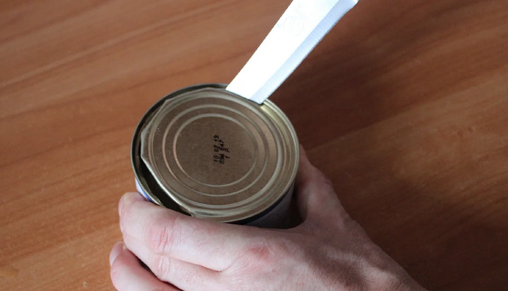 Anda dapat membuka kaleng tanpa celah dengan pisau