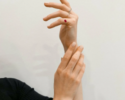 Aluniță pe degetul inelar al mâinii drepte sau stângi - Ce va spune: sens, semne