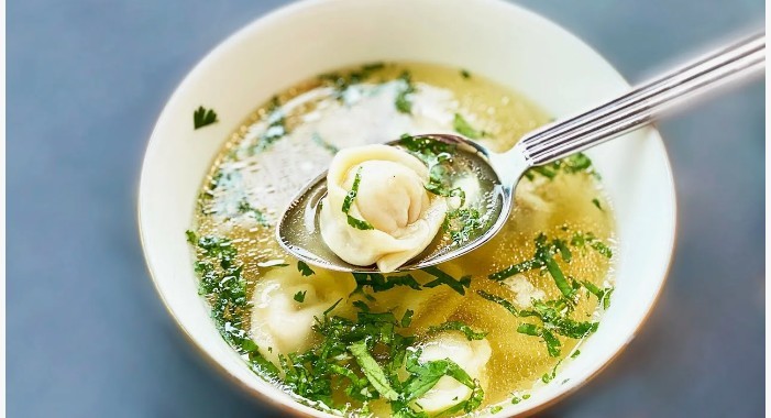 Frozen dumplings semi -finished products with broth in a slow cooker