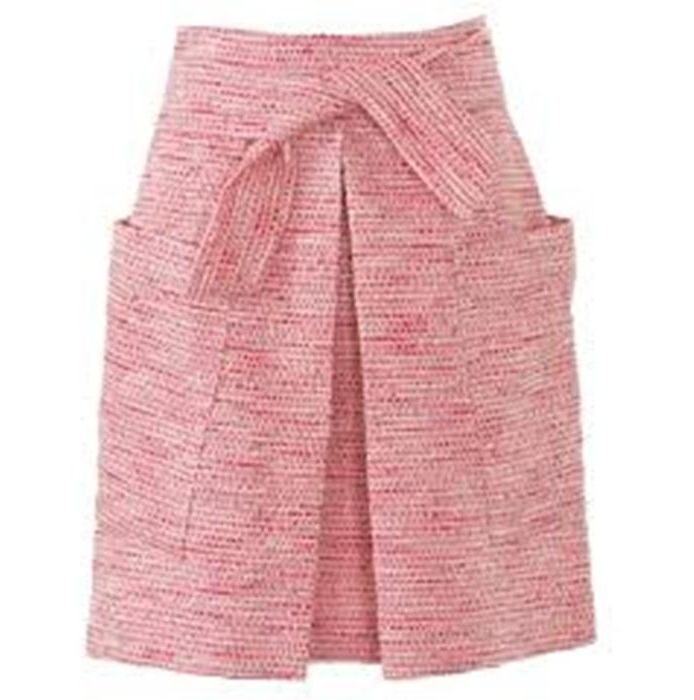 Ροζ φούστα με μυρωδιά που φτιάχτηκε από βελόνες πλέξιμο