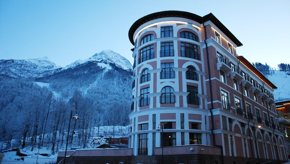 Курортный отель dolina 960 расположен в поселке эсто-садок, в 200 метрах от горнолыжного подъемника