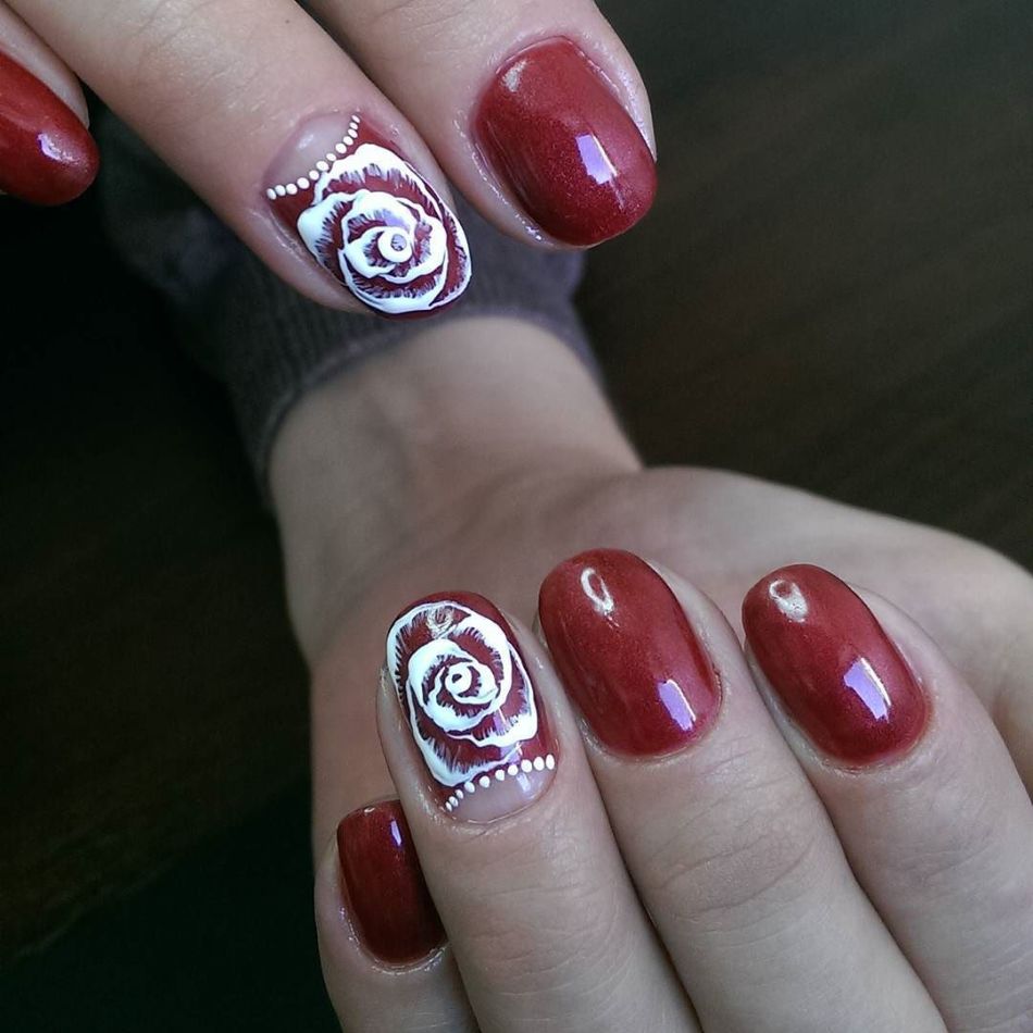 Schönes Nageldesign mit weißen Rosen