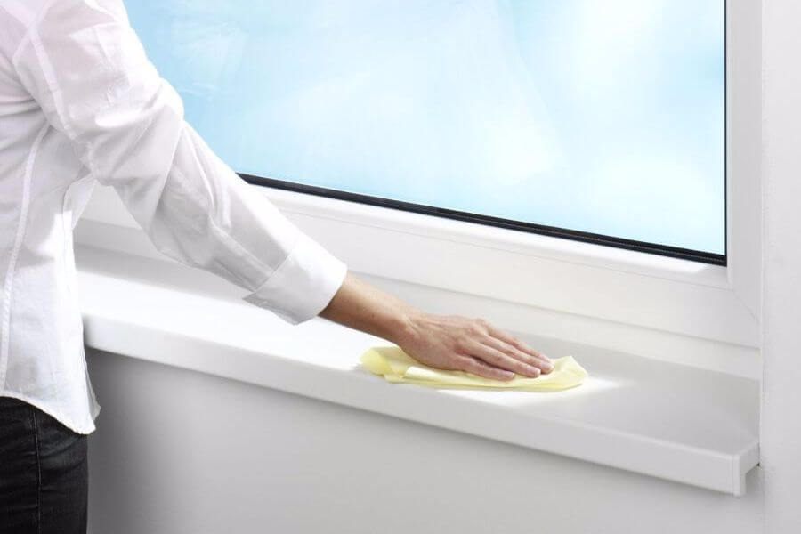 Bagaimana dan bagaimana cara mencuci plastik putih di jendela dari cat akrilik berbasis air?