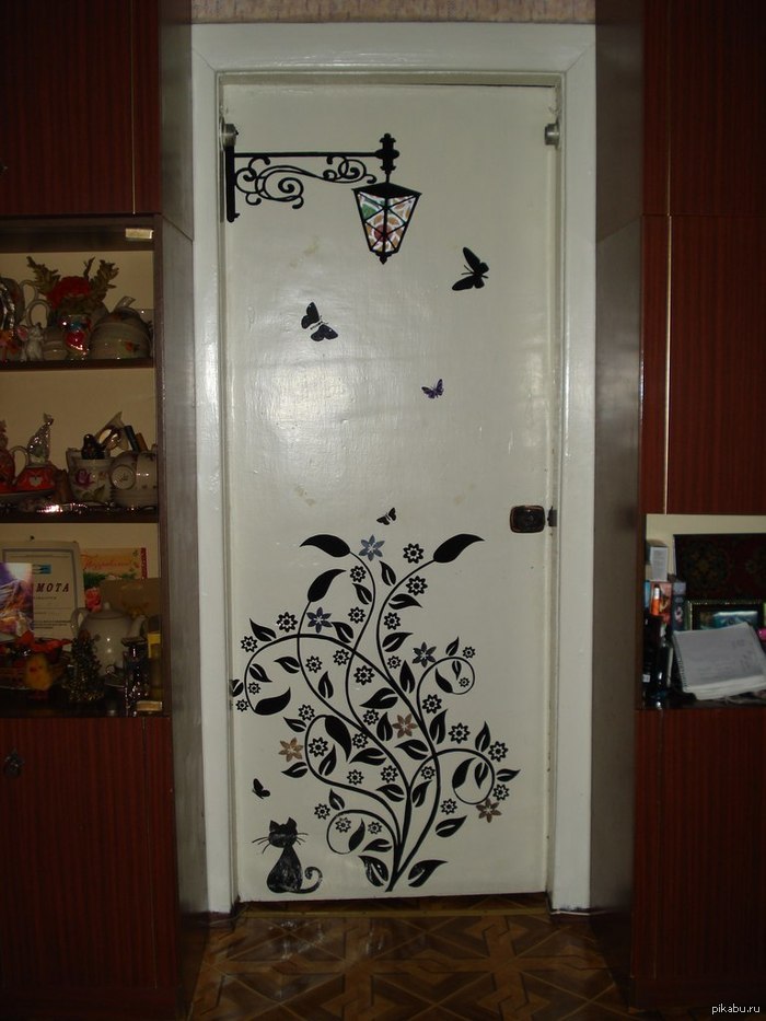 Варианты декора дверей в детскую комнату после их обновления, пример 1