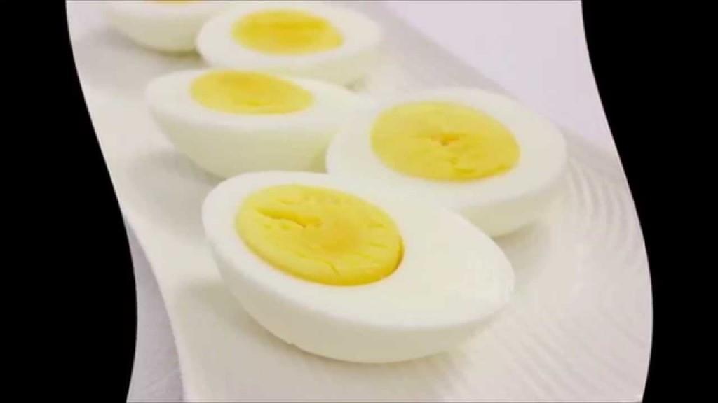Сколько хранятся яйца вареные вкрутую. Перепелиные яйца всмятку. Перепелиные яйца вкрутую. Вес вареного яйца.