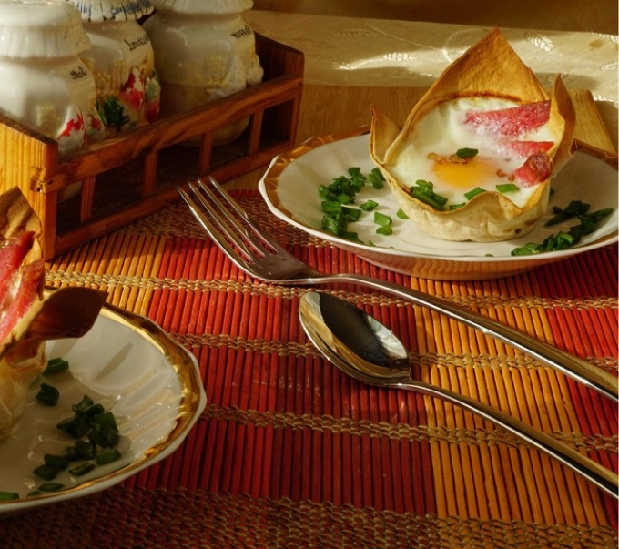 Yaichnitsa egy lavash kosárban: Tápláló reggeli, eredeti prezentációval