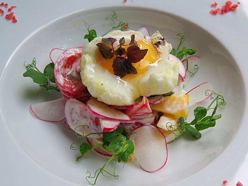 Jajce pashot se dobro ujema z mnogimi izdelki, zato lahko vaša fantazija predlaga recept za solato