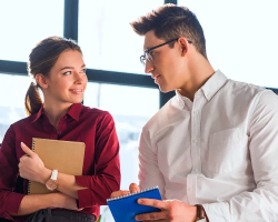 A man straightens his shoulders when meeting a woman: what does this mean?