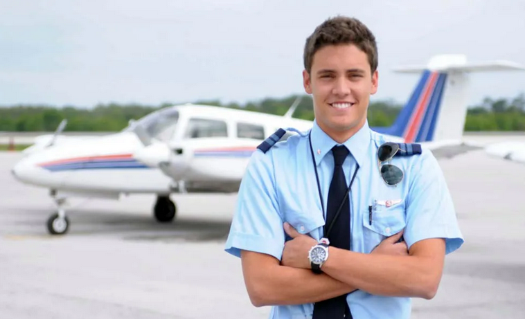 Estudiante de la Universidad de Aviación después de la universidad