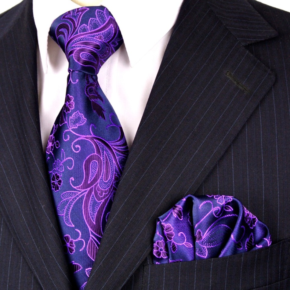 Костюм с фиолетовым галстуком