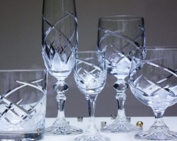 Kako razlikovati kristal od stekla z zvokom, z vročo vodo in pregledom? Kako preveriti kristal ali steklo? Razlika med kristalom in steklom