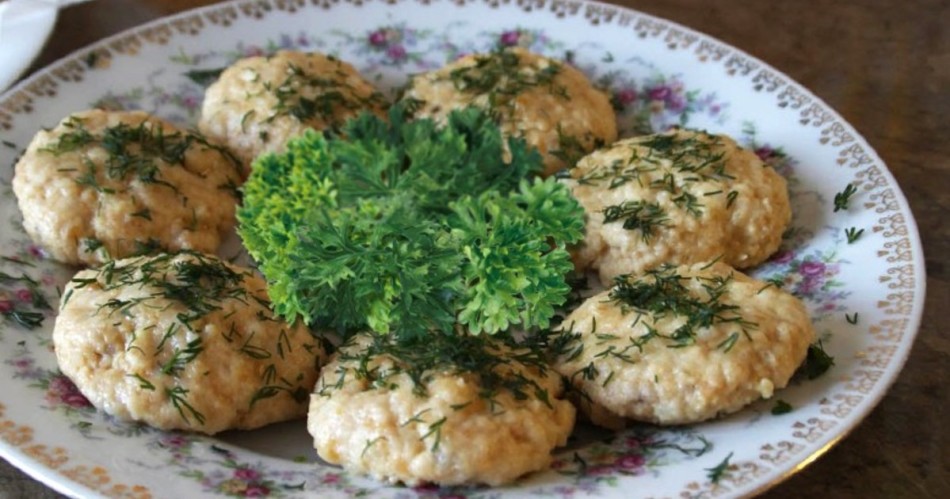 How to cook juicy chicken cutlets steamed with broccoli: Recipe