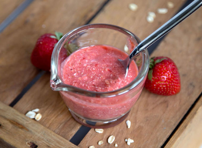 Eine Maske aus Erdbeeren und weißem Ton trocknet fettige Haut.