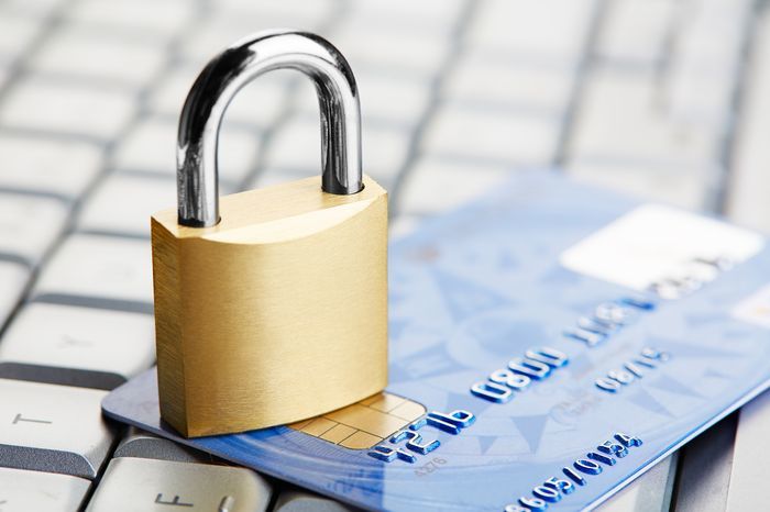 Saat membayar barang dengan kartu bank di AliExpress, sistem meminta dari pembeli entri ke baris yang sesuai dari bentuk kode pemesanan kode keamanan kartu