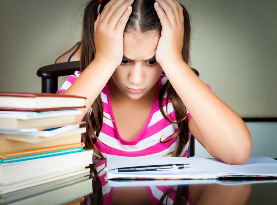 La charge à l'école, un manque de temps pour marcher et se reposer - les causes du VSD chez les enfants de 10 ans.