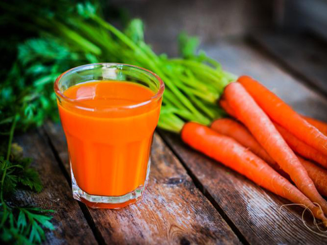 Морковный сок: польза и вред. С какого возраста можно морковный сок ребенку и как его правильно пить при беременности и сколько?