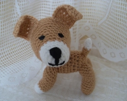 Chien de crochet: schéma et description des chiens à tricoter Rex, chien miniature avec de grandes oreilles, chiot avec arcs