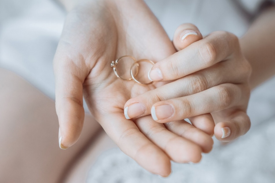 Кольцо семейное счастье. Кольцо после развода. Обручальные кольца при разводе. Обручальные кольца развод.