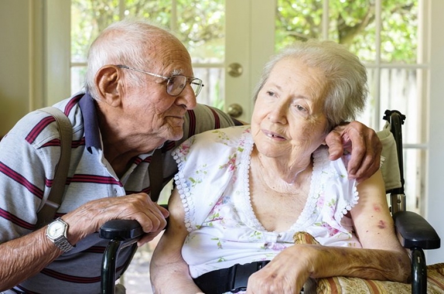 При болезни альцгеймера пожилым людям становится тяжело выполнять повседневные простые задачи