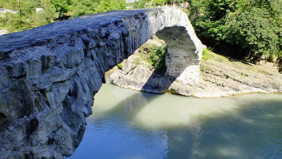Bridge en pierre près de Batumi