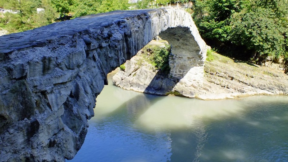 Puente de piedra cerca de Batumi