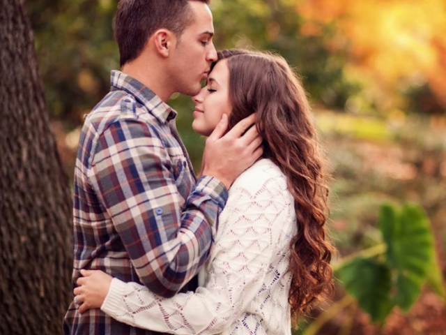 Killen kysser flickan på pannan - varför: Vad betyder det?