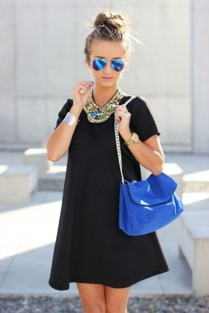 Если подобрать к черному лаконичному платью синюю сумку, массивное ожерелье с синими камнями и синие очки, получится стильный образ