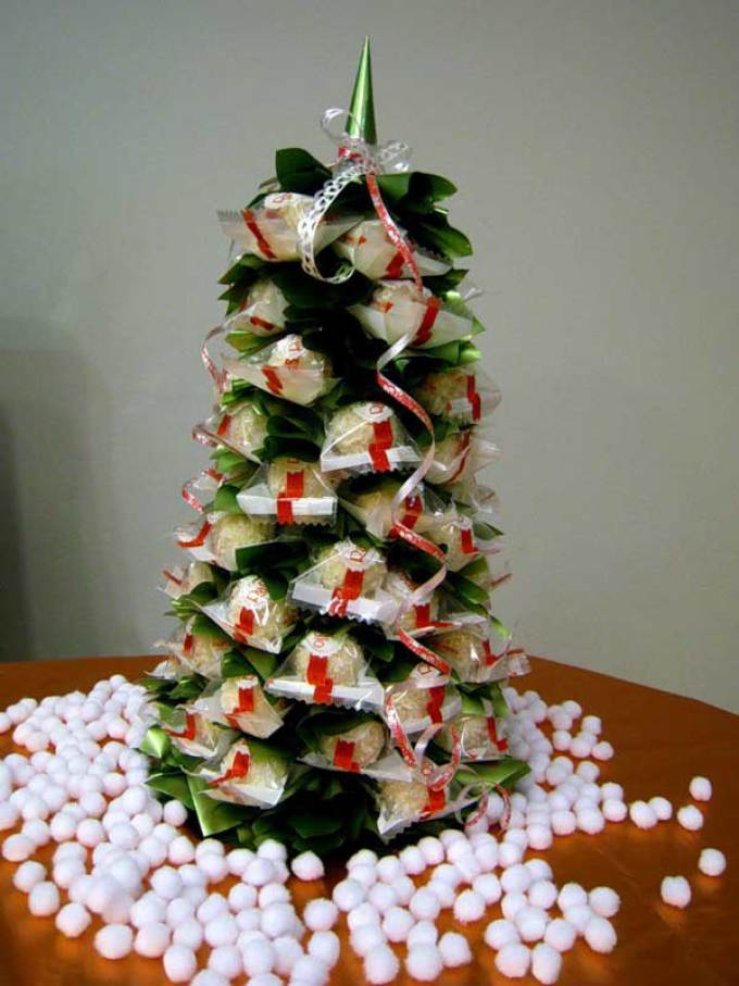Karácsonyfa egy szokásos papírból és édességekből készült kúpokkal