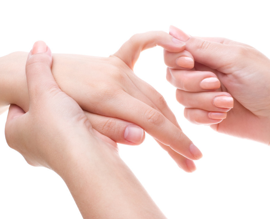 Деформация ногтей на руках может возникнуть вследствие грибкового заболевания