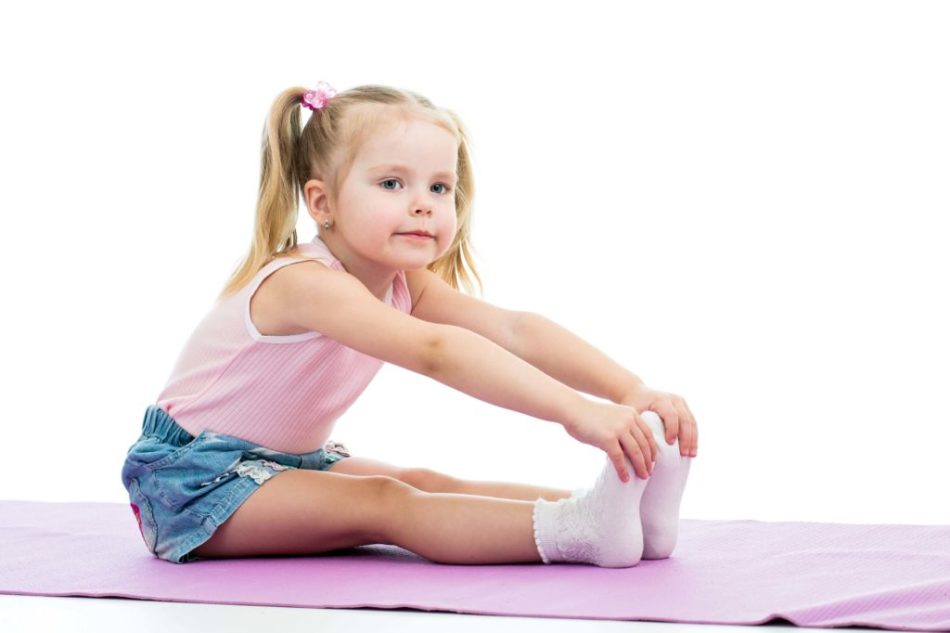 La ragazza fa ginnastica mattutina