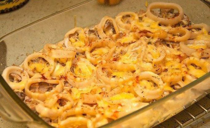 Casserole with squid and mushrooms