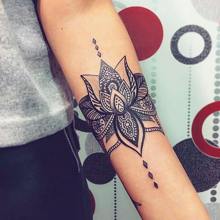 Татуировки для девушек - цветок лотоса