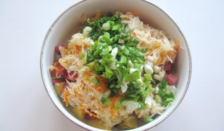 Зимний салат из квашеной капусты, индейки и сыра