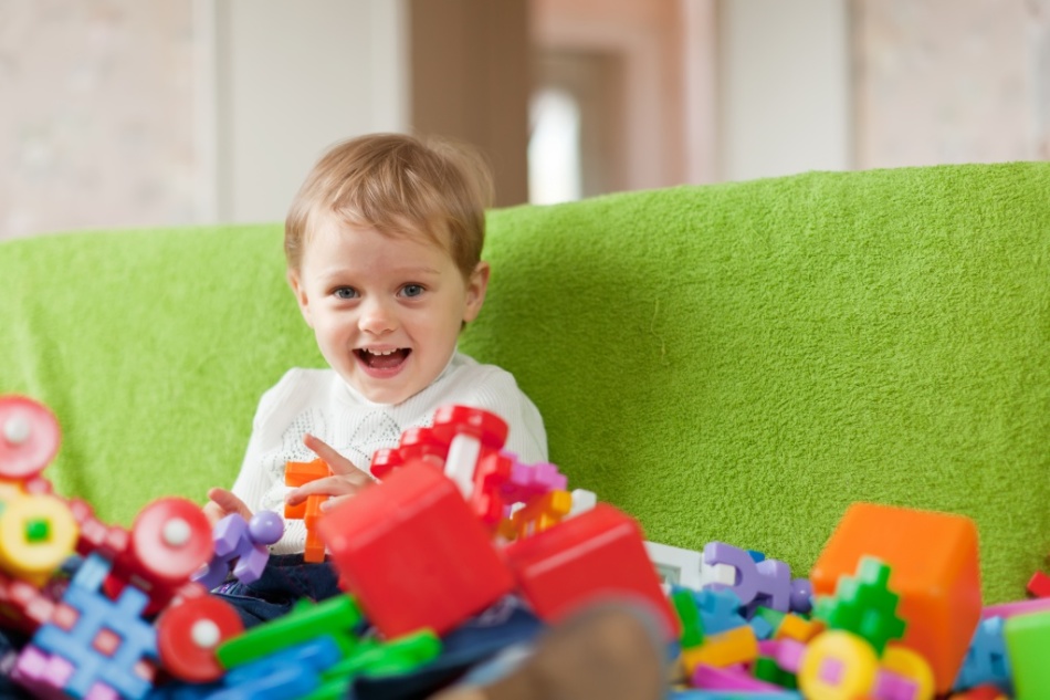 Игра с перестановкой предметов поможет 3-летнему ребенку к порядку, запоминать место каждого предмета в комнате