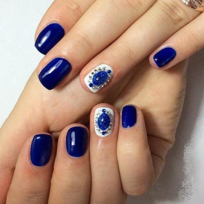 Синие жидкие камни на ногтях темно-синего цвета